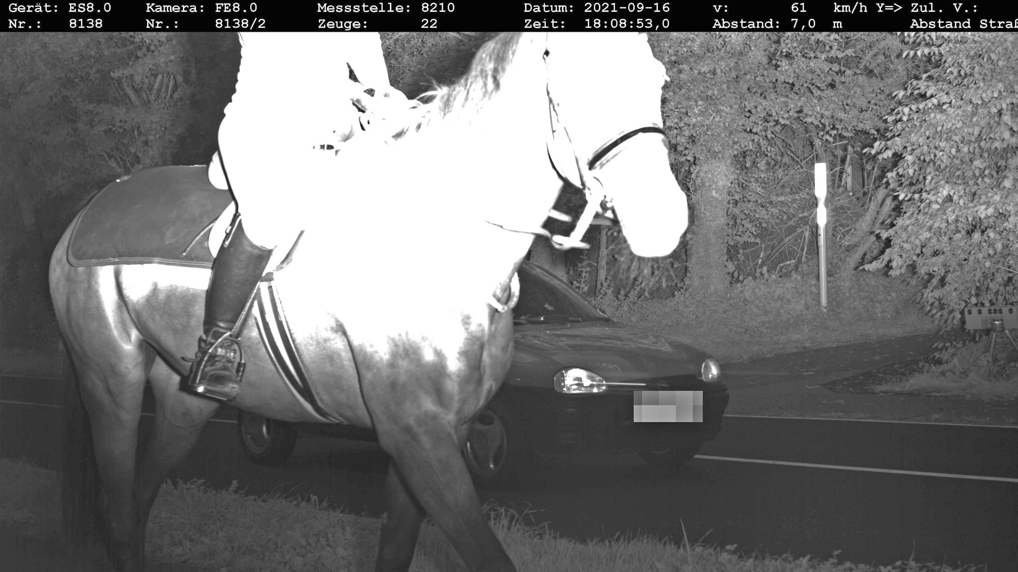 Die Kreispolizeibehörde Mettmann knipste dieses kuriose Blitzerfoto mit Pferd und Reiterin am Donnerstag, 16. September, in Ratingen.