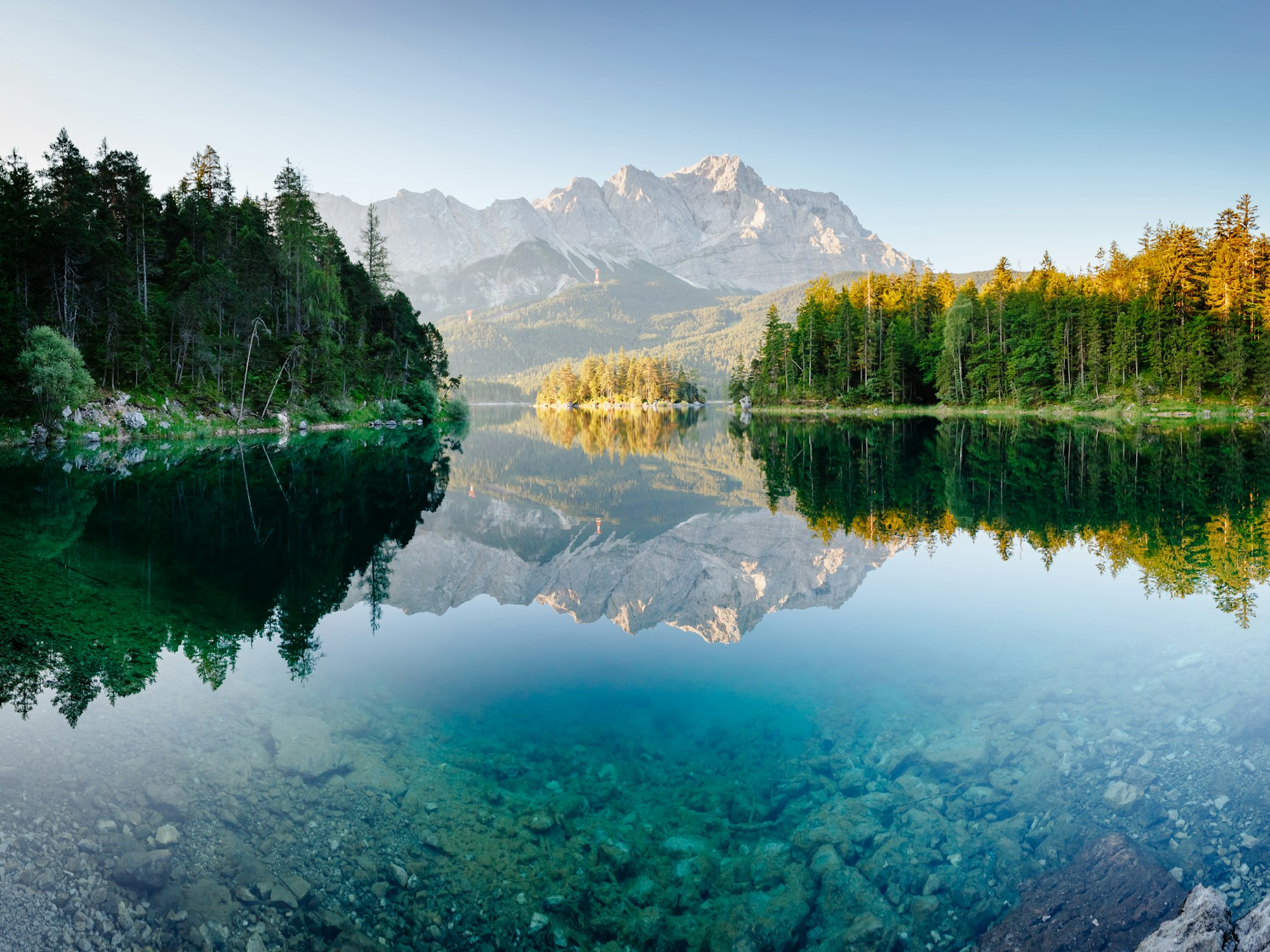Türkisblaues Wasser am Eibsee in Bayern.