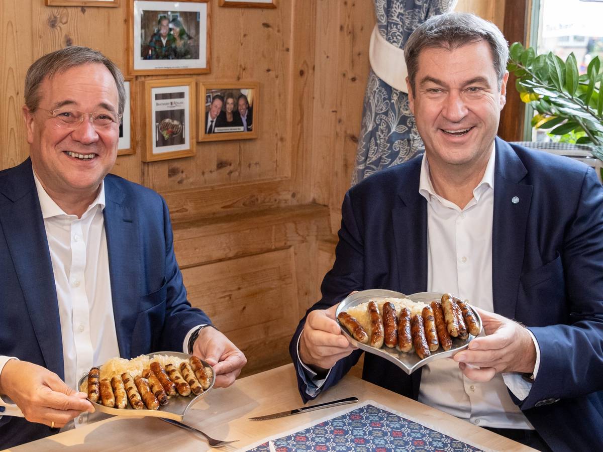 Söder und Laschet essen am Freitag (17. September) Bratwurst in Nürnberg. Ein Live-Bericht von der Szene sorgt bei Twitter für jede Menge Belustigung.