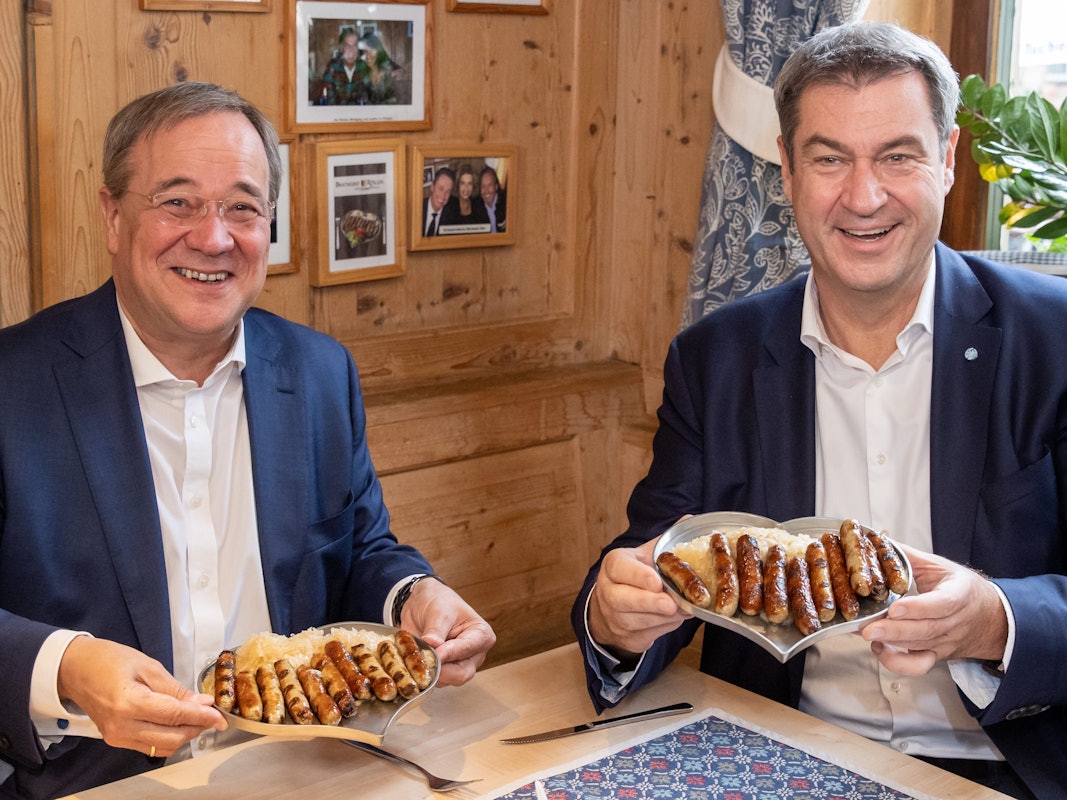 Söder und Laschet essen am Freitag (17. September) Bratwurst in Nürnberg. Ein Live-Bericht von der Szene sorgt bei Twitter für jede Menge Belustigung.