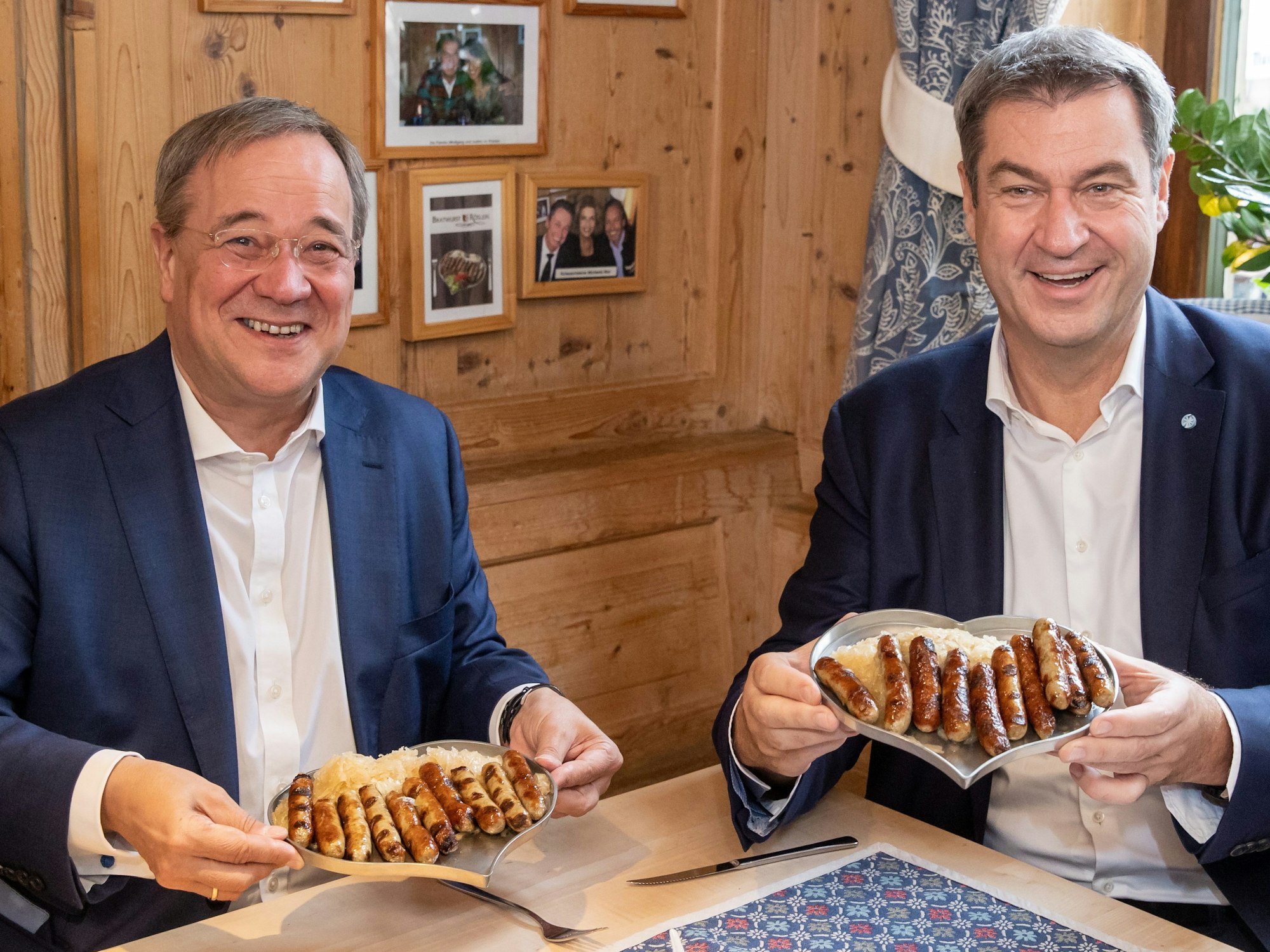 Söder und Laschet essen am Freitag (17. September) Bratwurst in Nürnberg. Ein Live-Bericht von der Szene sorgt bei Twitter für jede Menge Belustigung.