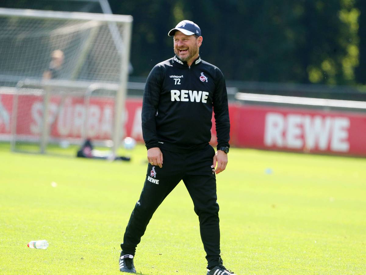 Steffen Baumgart lacht im Training des 1. FC Köln.