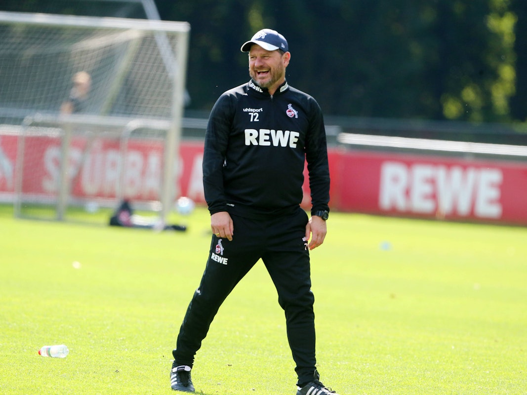 Steffen Baumgart lacht im Training des 1. FC Köln.