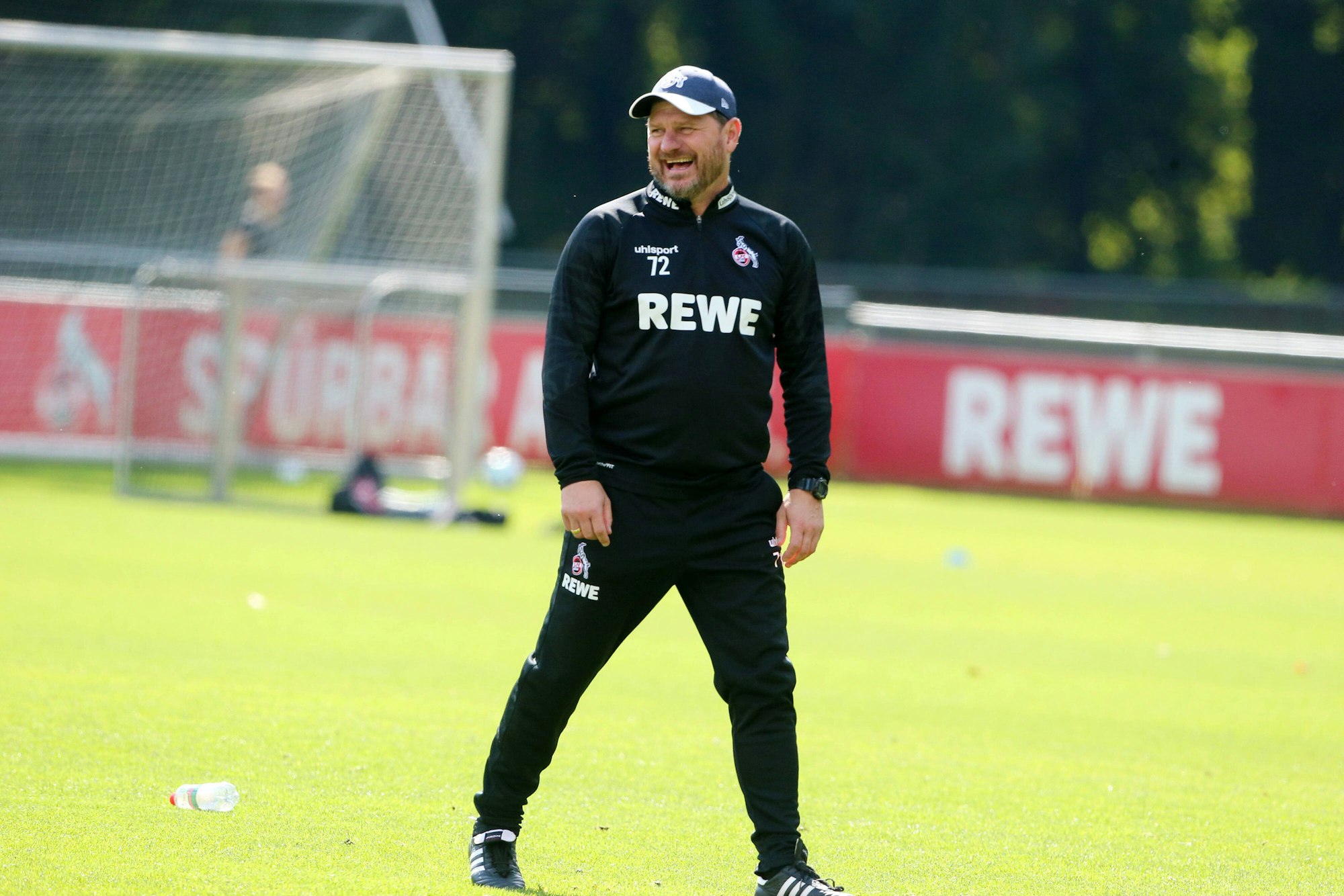 Steffen Baumgart lacht im Training des 1. FC Köln.