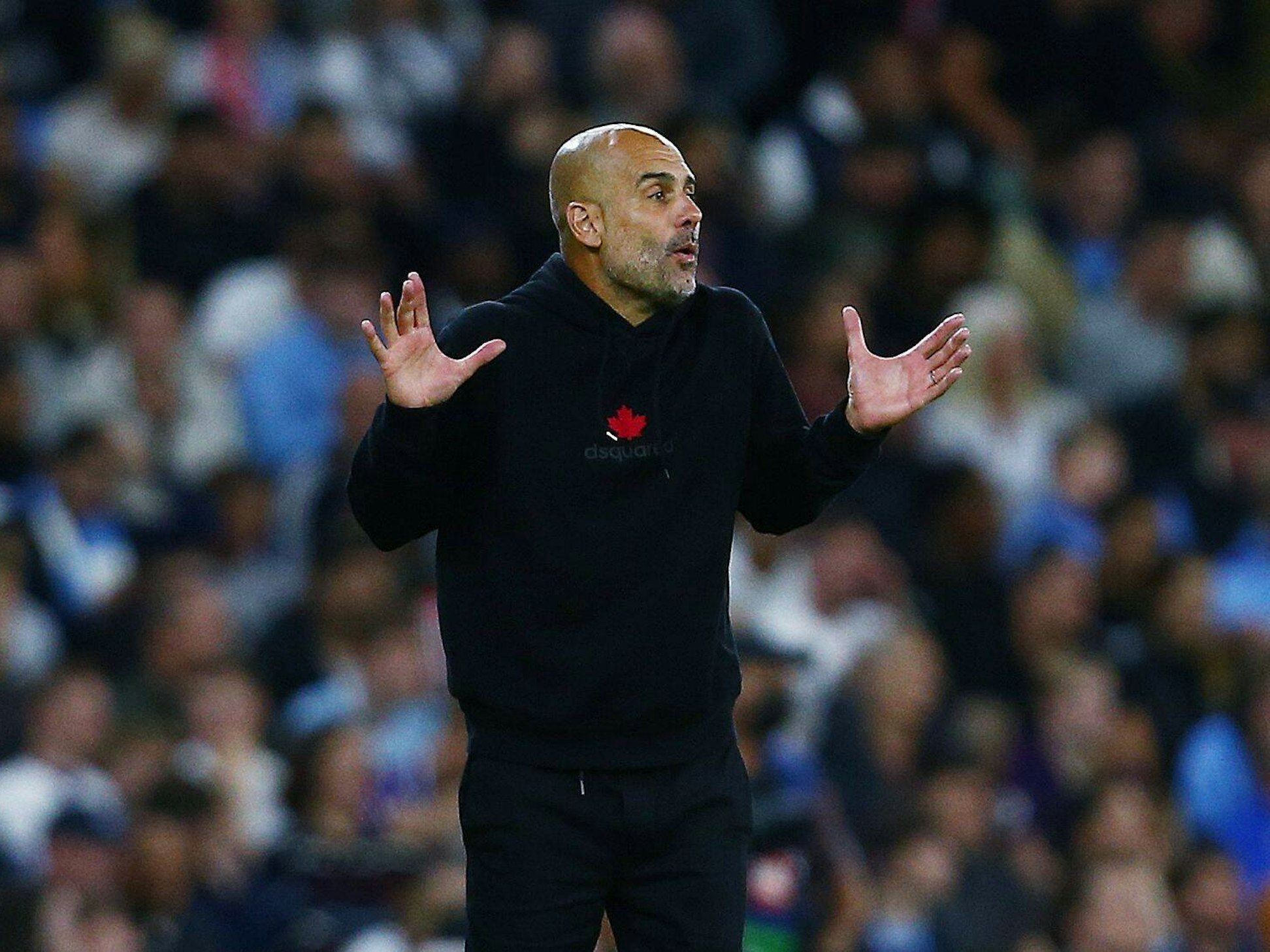 Manchester Citys Trainer Pep Guardiola gestikuliert beim Champions-League-Sieg gegen Leipzig.