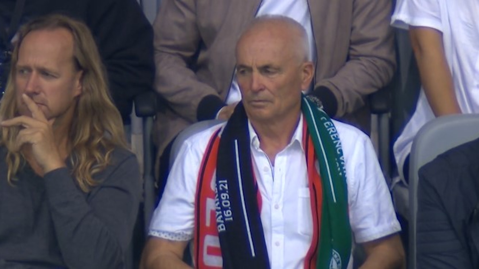 Stefan Müller-Römer schaut sich mit Hans-Joachim Wirtz und Tom Bartels das Europa League-Spiel in der BayArena an.