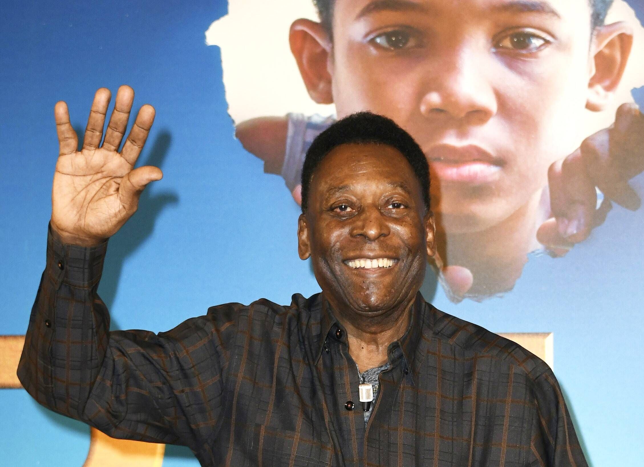 Pelé winkt in die Kamera.