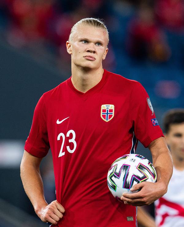 Norwegens Erling Haaland hält den Ball beim Spiel gegen Gibraltar in der Hand.