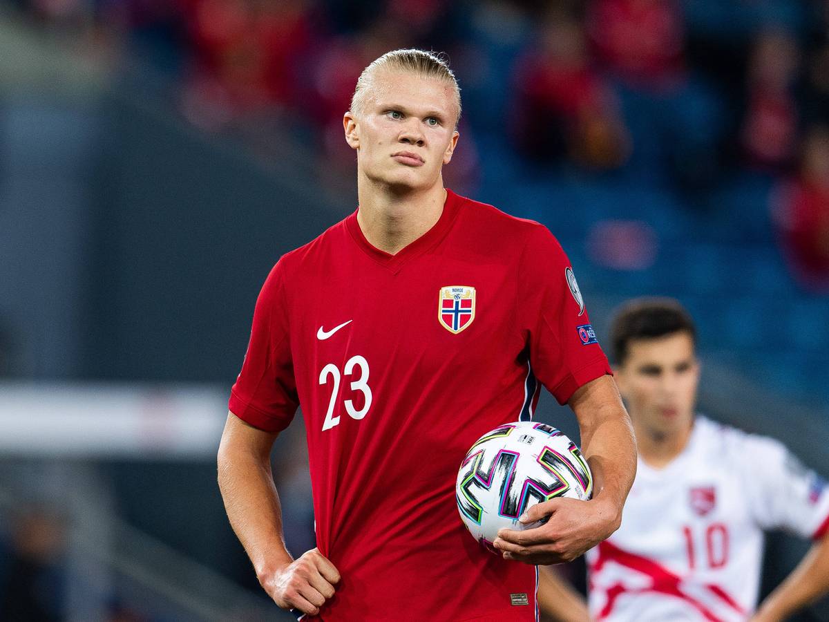 Norwegens Erling Haaland hält den Ball beim Spiel gegen Gibraltar in der Hand.
