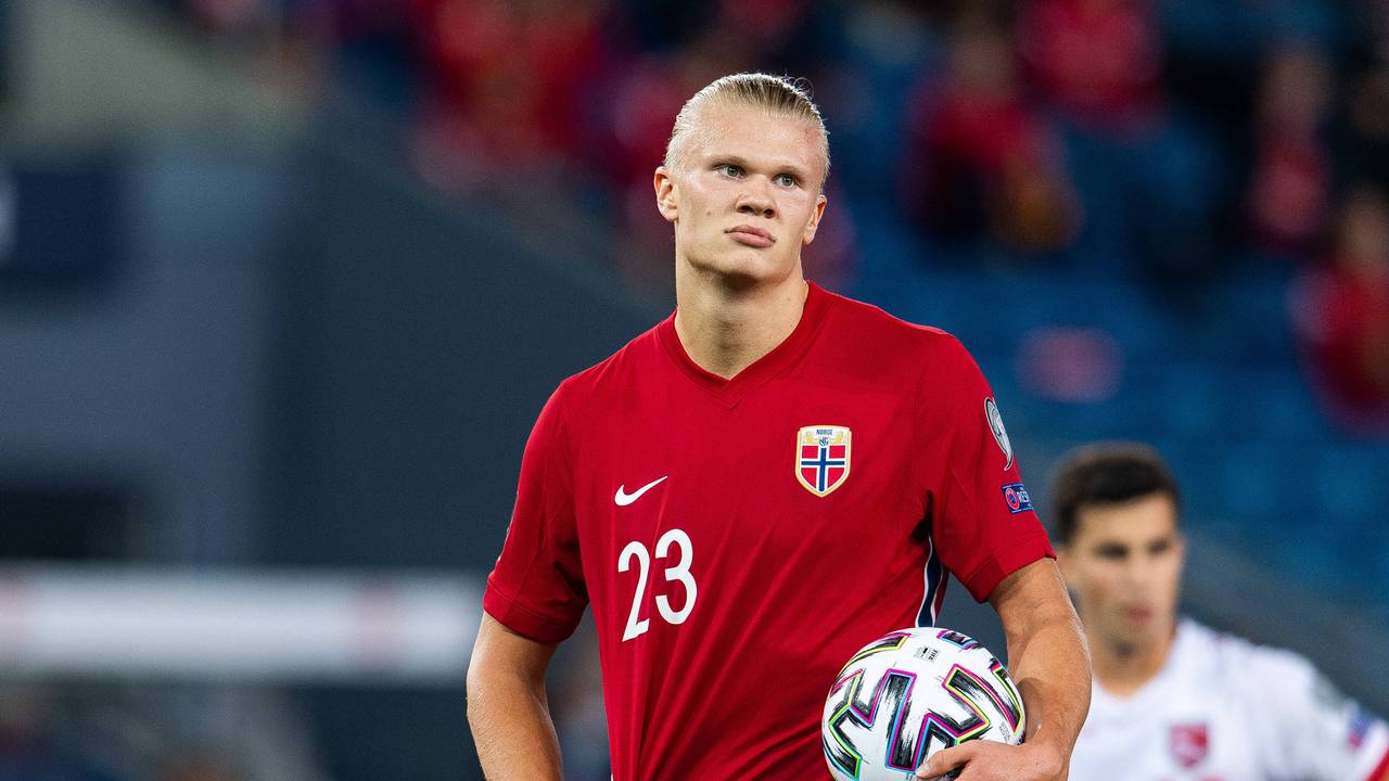 Norwegens Erling Haaland hält den Ball beim Spiel gegen Gibraltar in der Hand.