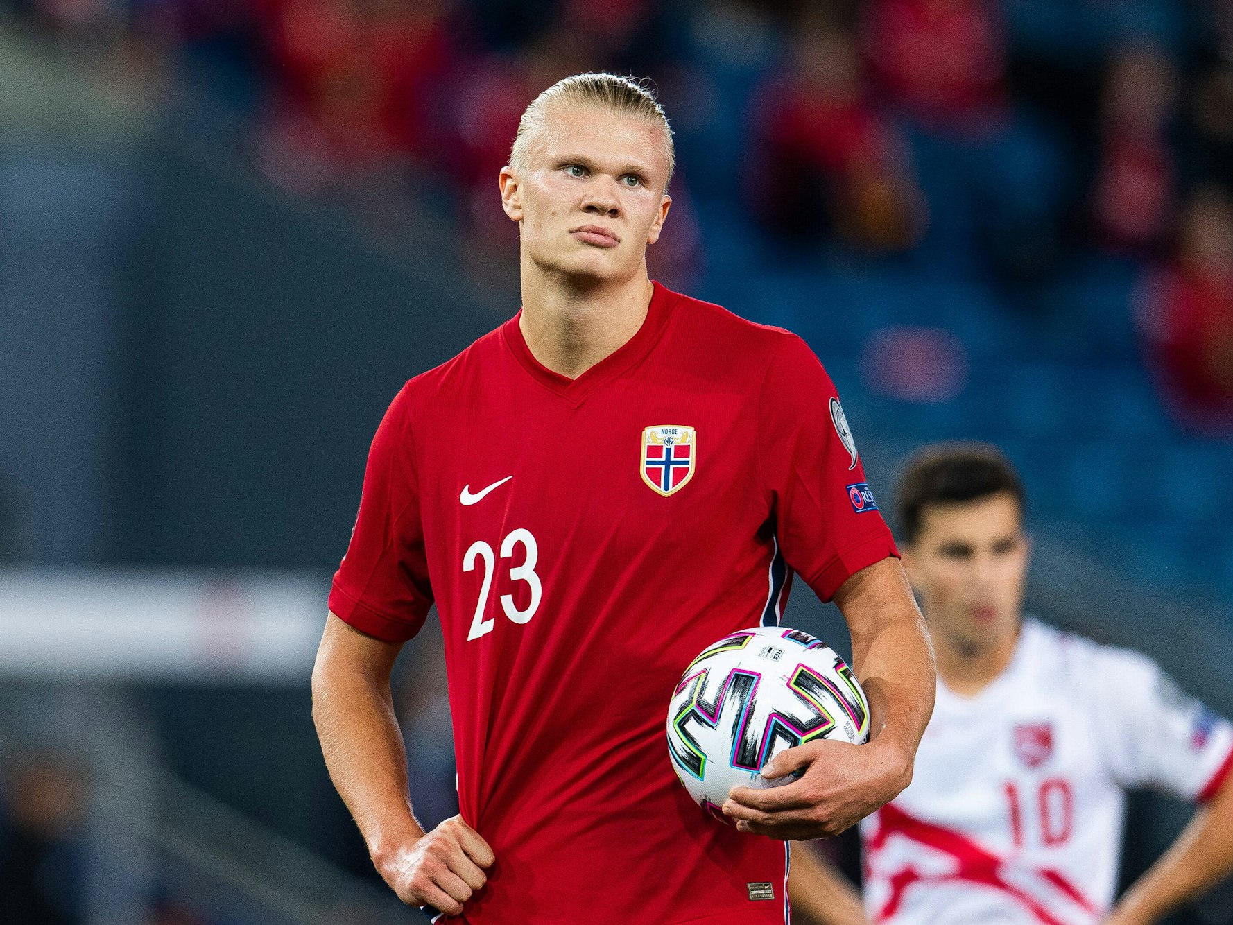 Norwegens Erling Haaland hält den Ball beim Spiel gegen Gibraltar in der Hand.