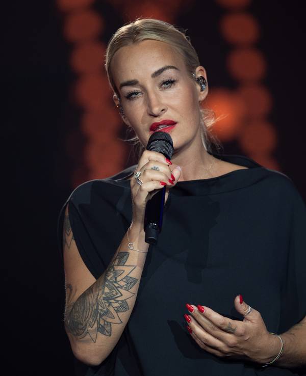 Die deutsche Sängerin Sarah Connor steht im Juli 2021 auf der Bühne der ARD-Benefizgala in Leipzig.