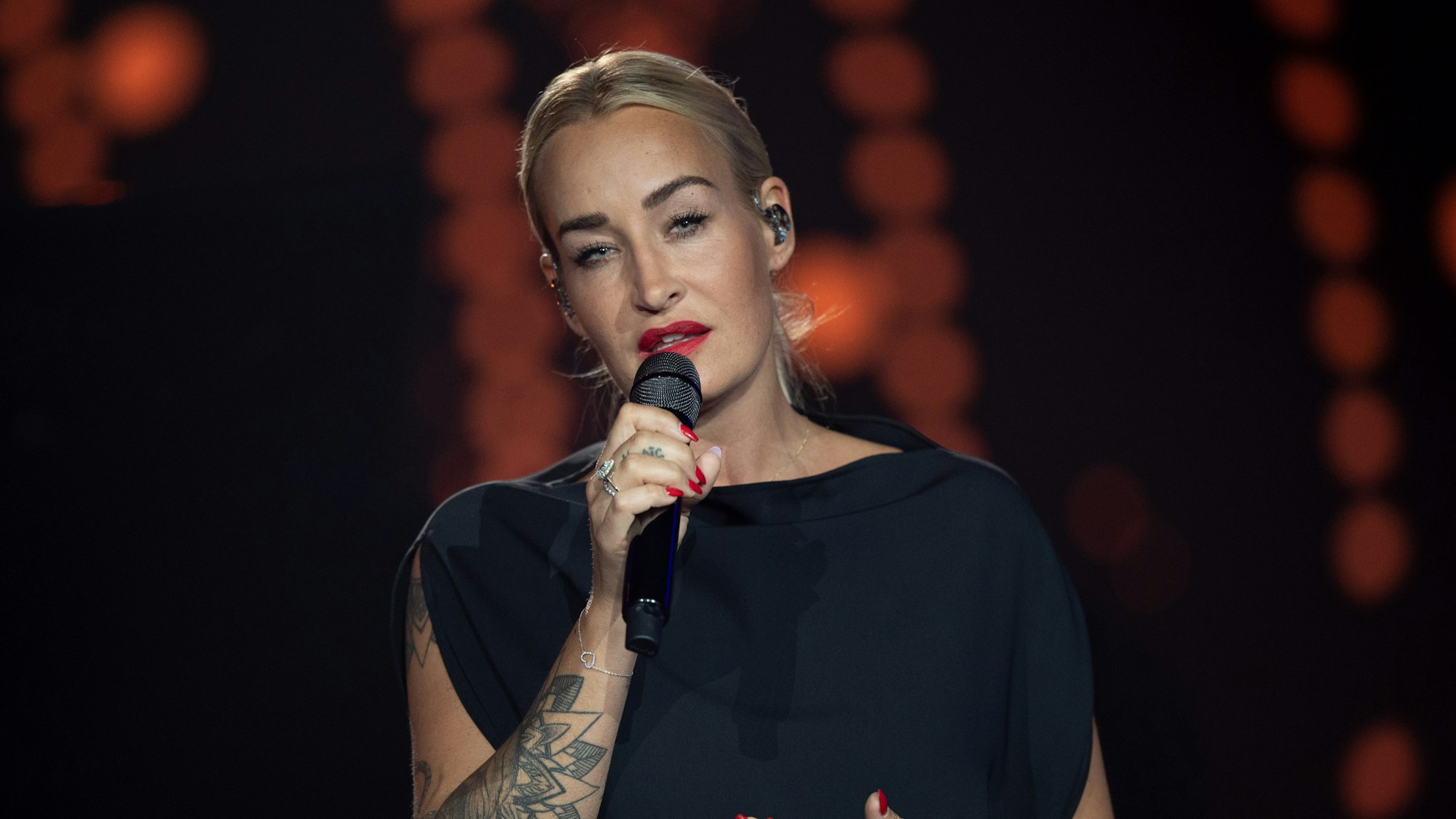 Die deutsche Sängerin Sarah Connor steht im Juli 2021 auf der Bühne der ARD-Benefizgala in Leipzig.