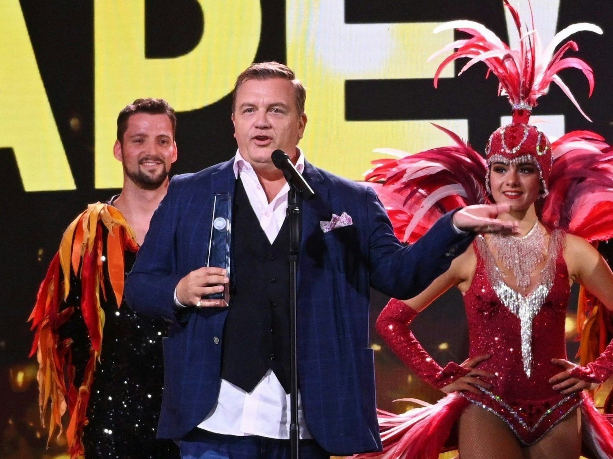 Entertainer Hape Kerkeling erhält bei der Verleihung des Deutschen Fernsehpreises 2021 die Auszeichung in der Kategorie „Ehrenpreis“.