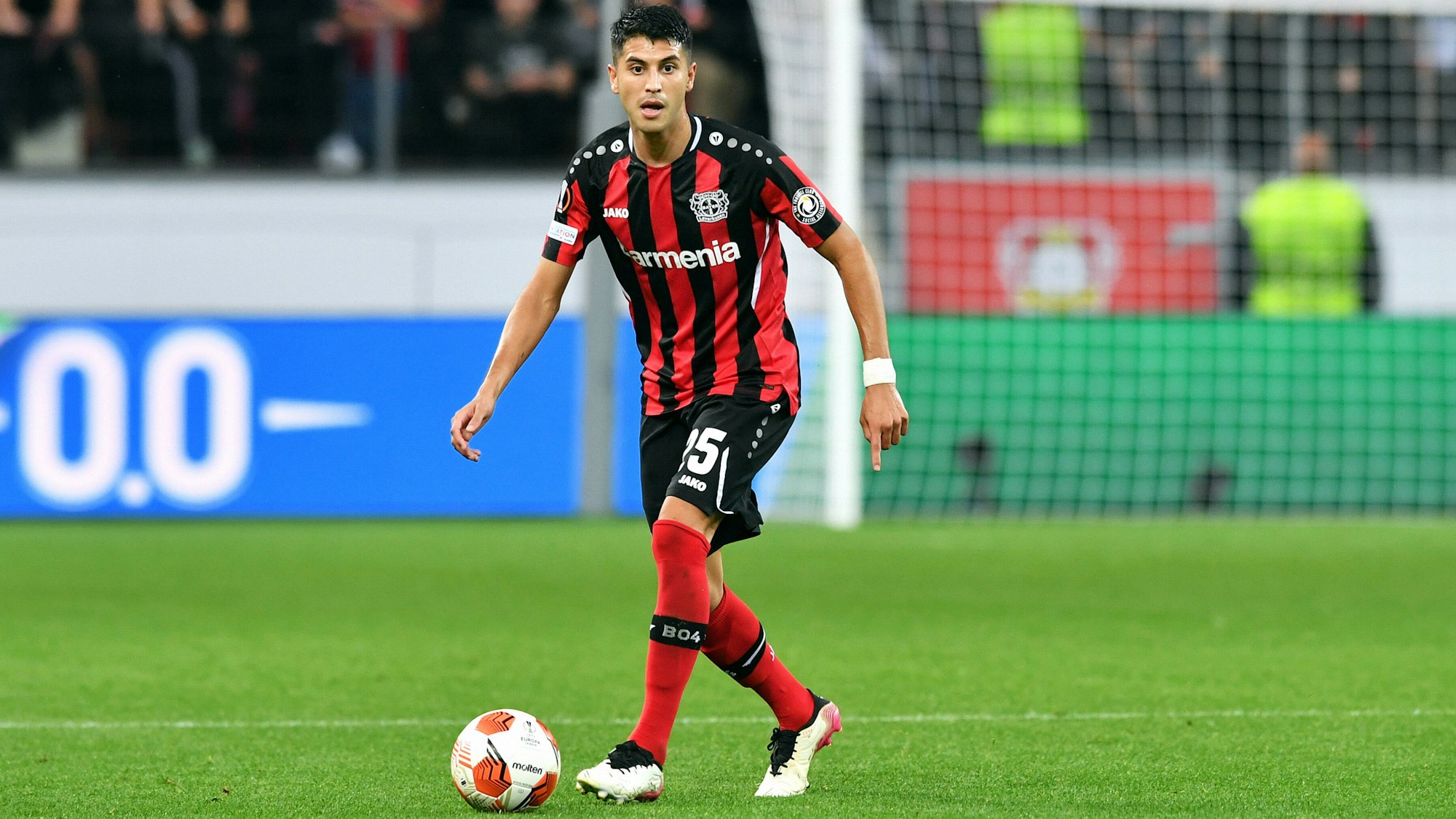 Palacios führt den Ball eng am Fuß.