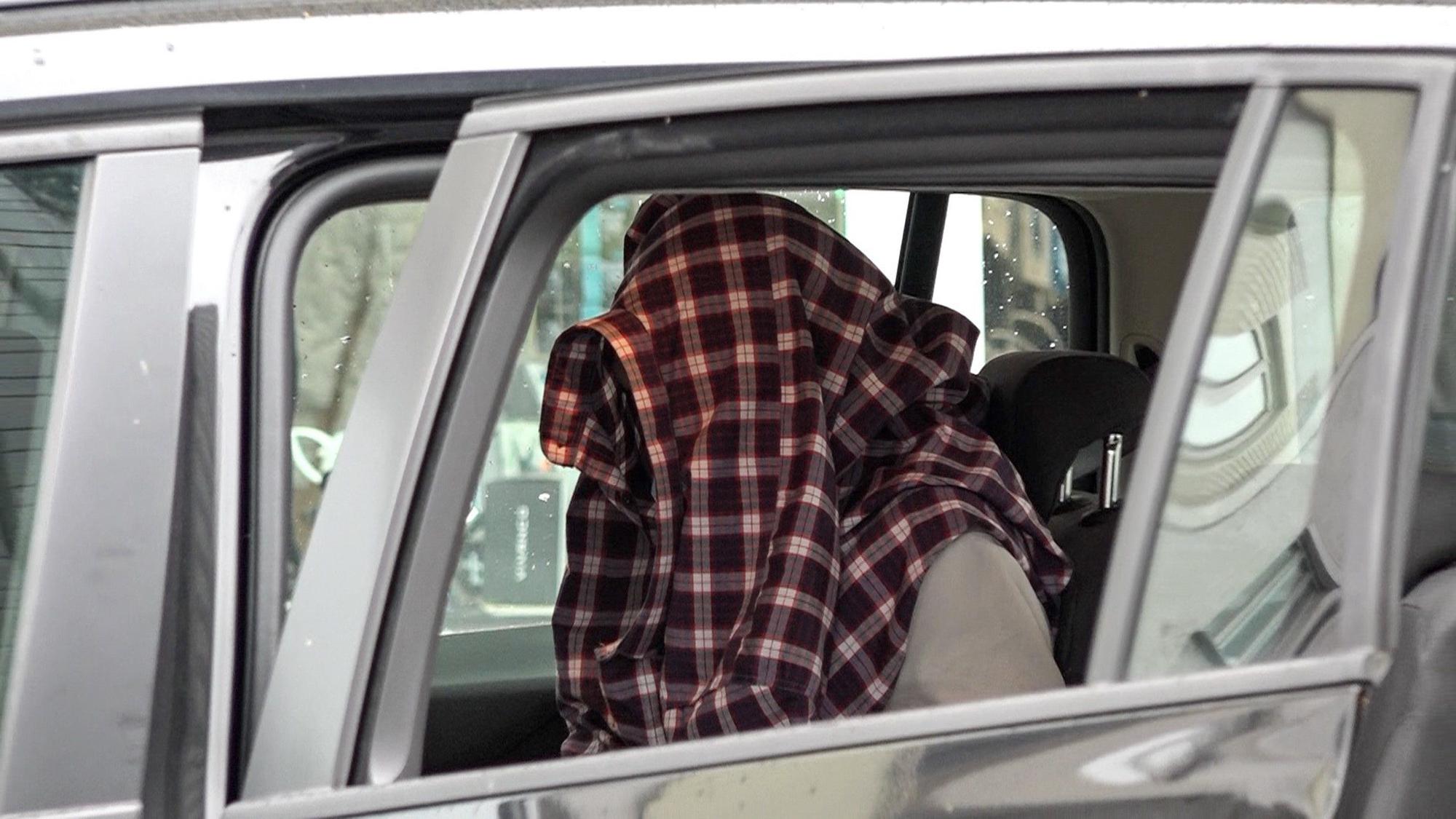 Am 16. September 2021 sitzt ein Mann nach seiner Festnahme im Zusammenhang mit dem mutmaßlich geplanten Anschlag auf die Hagener Synagoge in einem Auto der Einsatzkräfte. Nach dem Polizeieinsatz hat die Polizei vier Menschen festgenommen, darunter einen 16-Jährigen in Hagen.