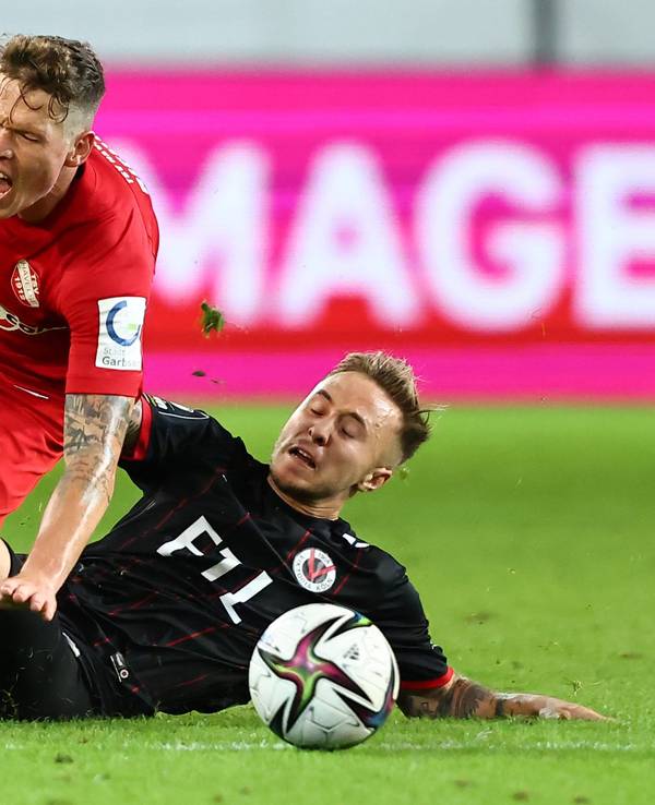 Luca Marseiler grätscht gegen Florian Riedel