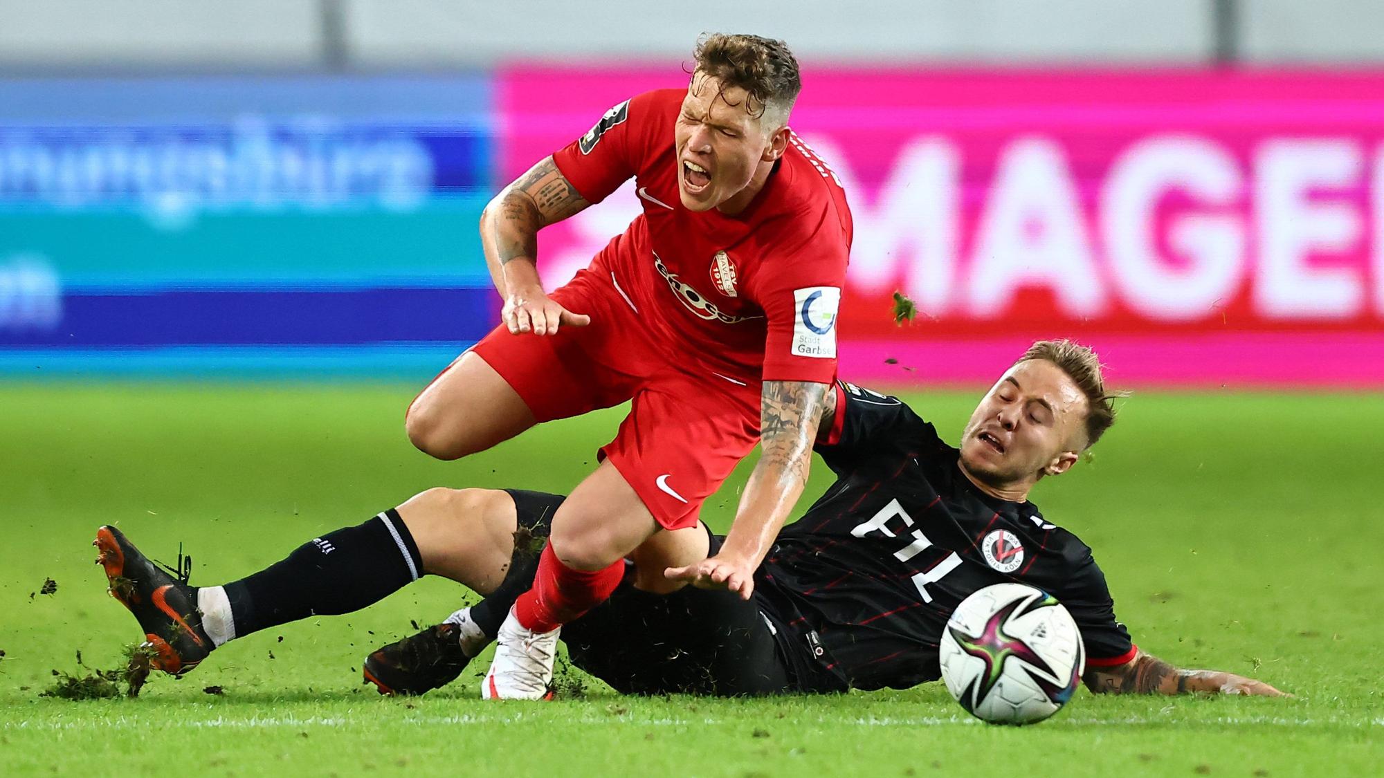 Luca Marseiler grätscht gegen Florian Riedel