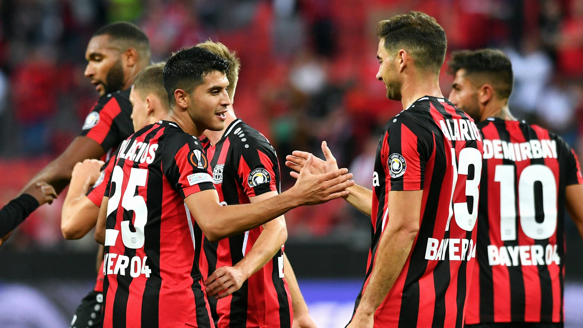 Lucas Alario und Exequiel Palacios klatschen sich ab