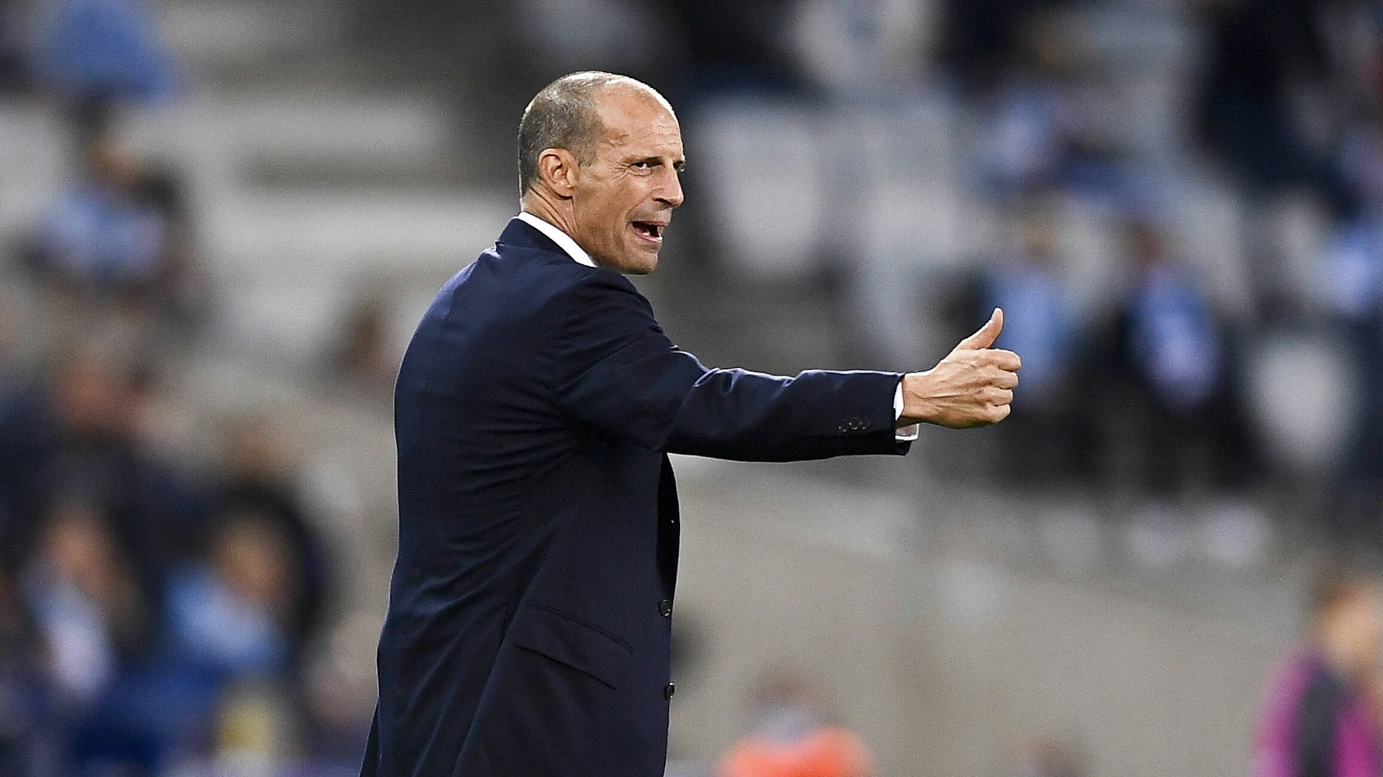 Allegri streckt seinen Daumen hoch.