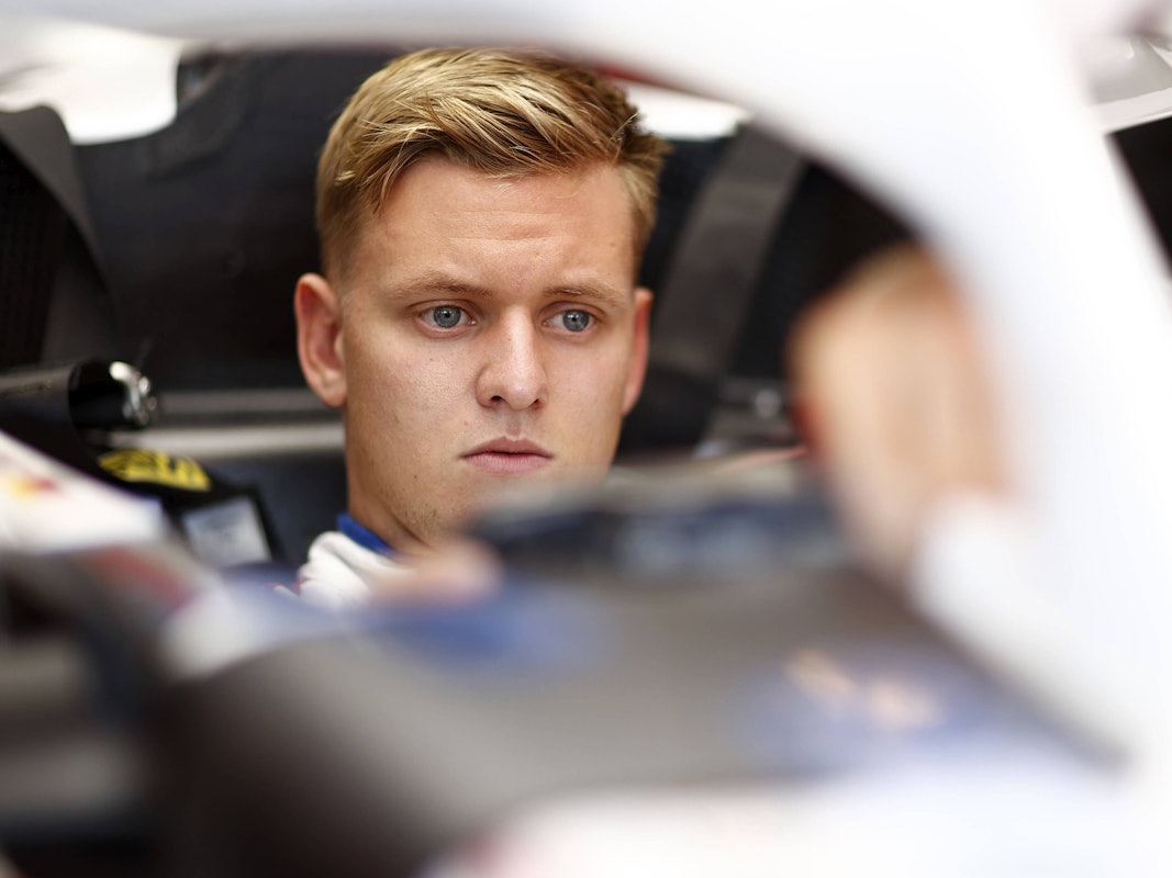 Mick Schumacher sitzt beim Großen Preis von Ungarn in seinem Haas.