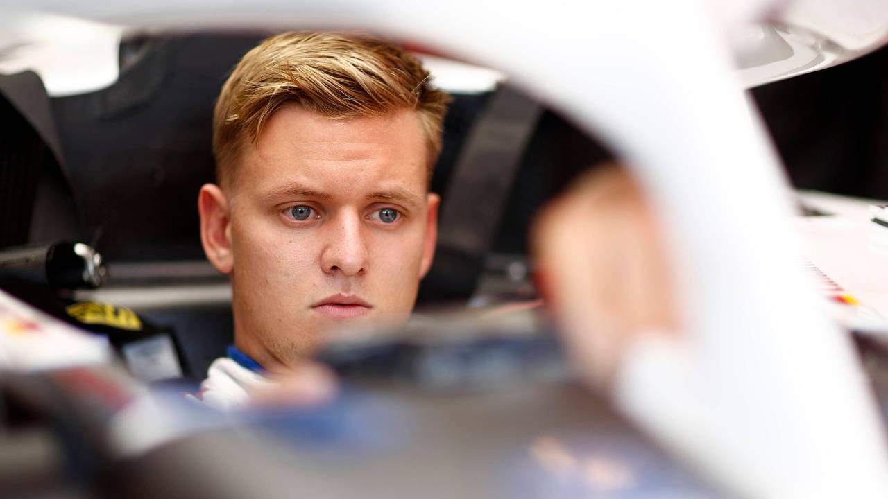 Mick Schumacher sitzt beim Großen Preis von Ungarn in seinem Haas.