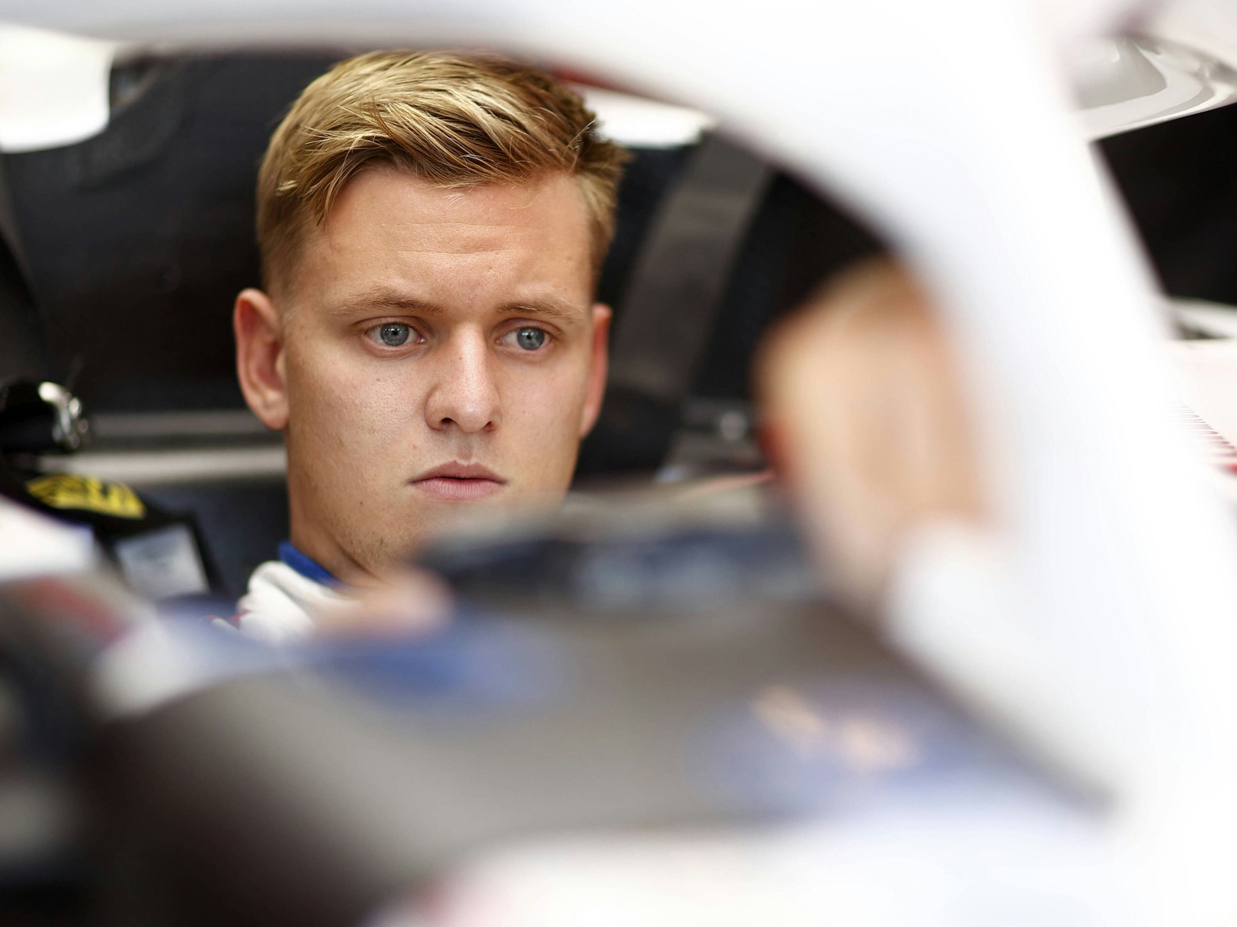 Mick Schumacher sitzt beim Großen Preis von Ungarn in seinem Haas.