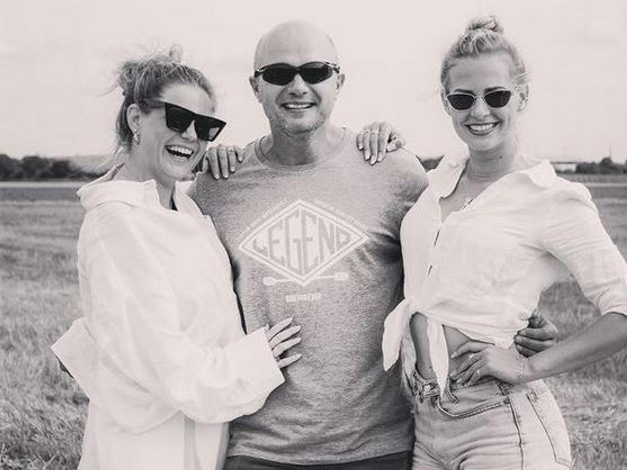 Soapdarstellerin Carolina Noeding (re.) und Kollegen trauern um Stuntman Walter März. Das Foto wurde am 21. August 2021 beim Videodreh zum Mallorca-Song „Jung laut & frei“ aufgenommen. Mit auf dem Foto (li.) ist auch Noedings beste Freundin Naima Gehring (Miss Saarland 2013).