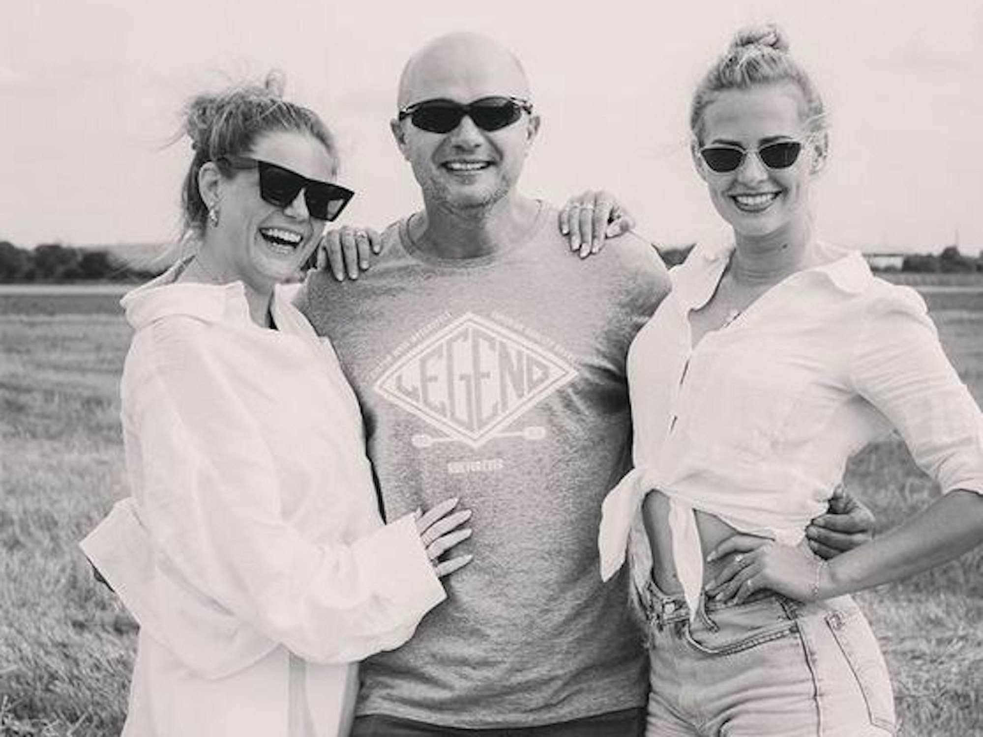 Soapdarstellerin Carolina Noeding (re.) und Kollegen trauern um Stuntman Walter März. Das Foto wurde am 21. August 2021 beim Videodreh zum Mallorca-Song „Jung laut & frei“ aufgenommen. Mit auf dem Foto (li.) ist auch Noedings beste Freundin Naima Gehring (Miss Saarland 2013).