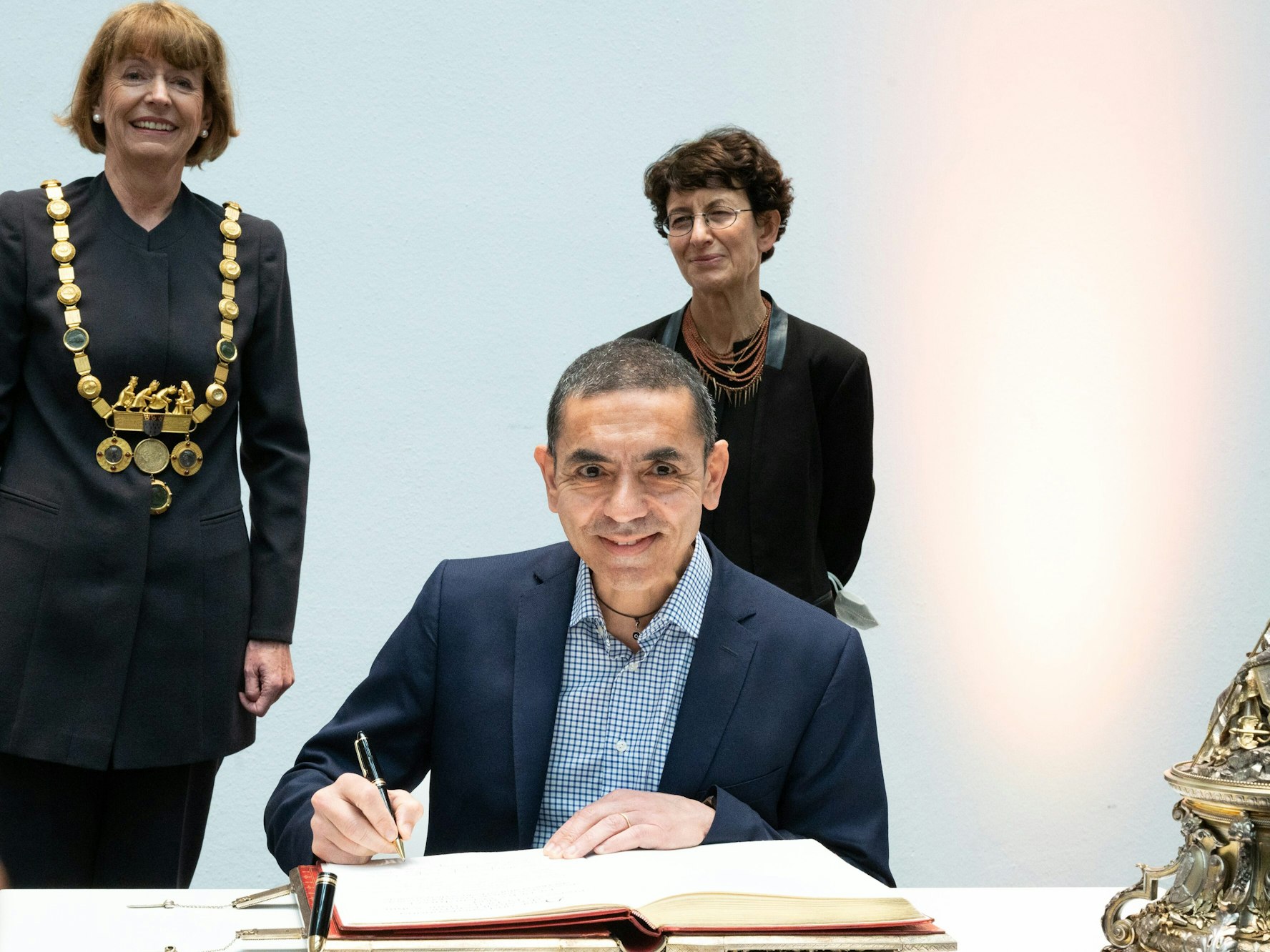 Ugur Sahin trägt sich in das goldene Buch der Stadt Köln ein.