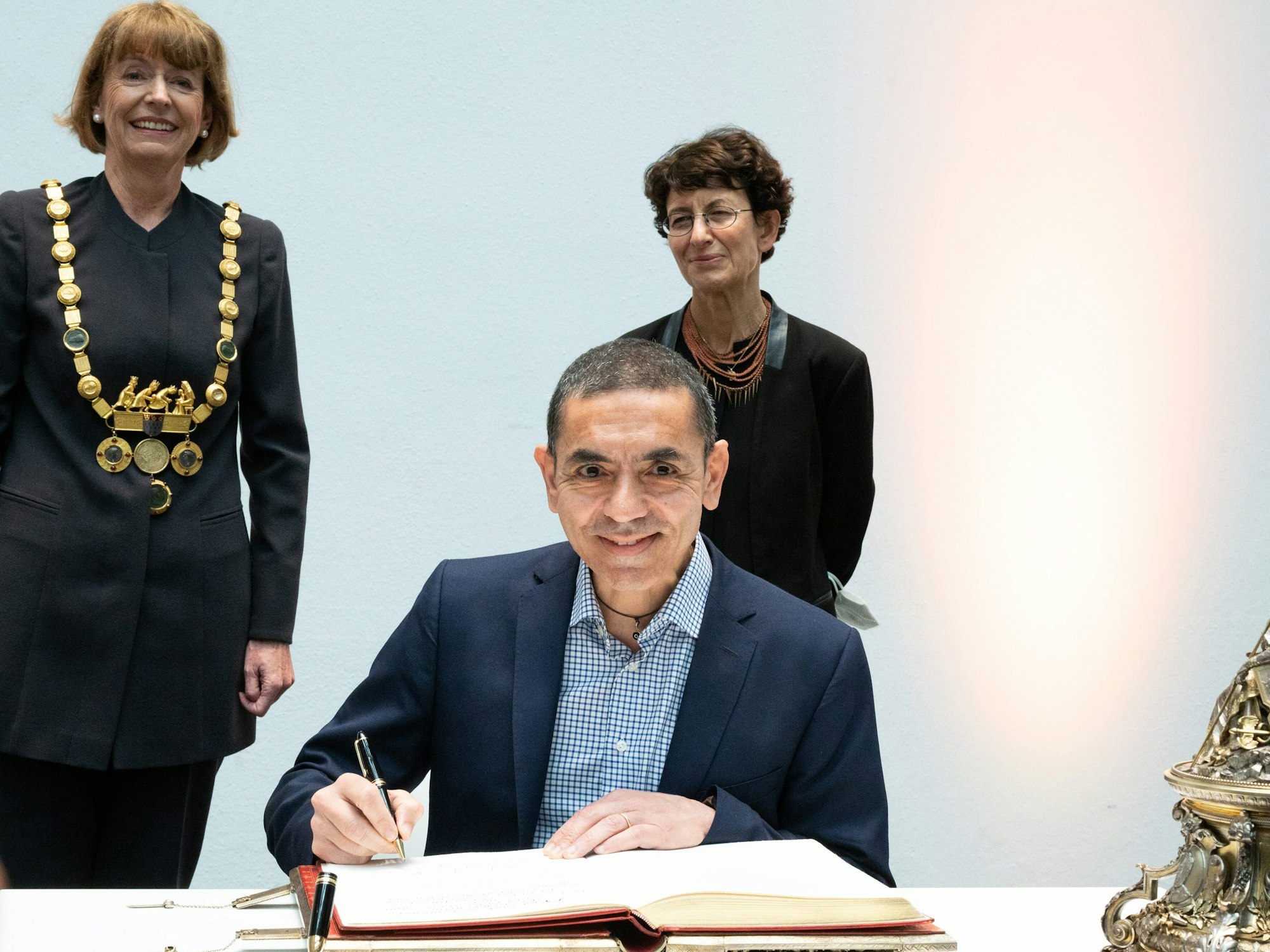 Ugur Sahin trägt sich in das goldene Buch der Stadt Köln ein.