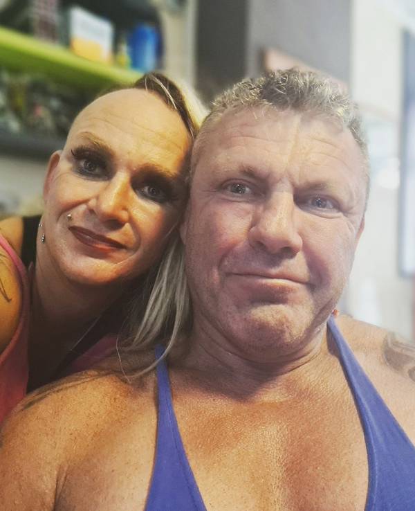 Caro und Andreas Roben grinsen in die Kamera.