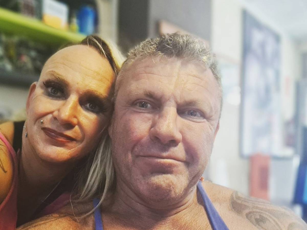 Caro und Andreas Roben grinsen in die Kamera.
