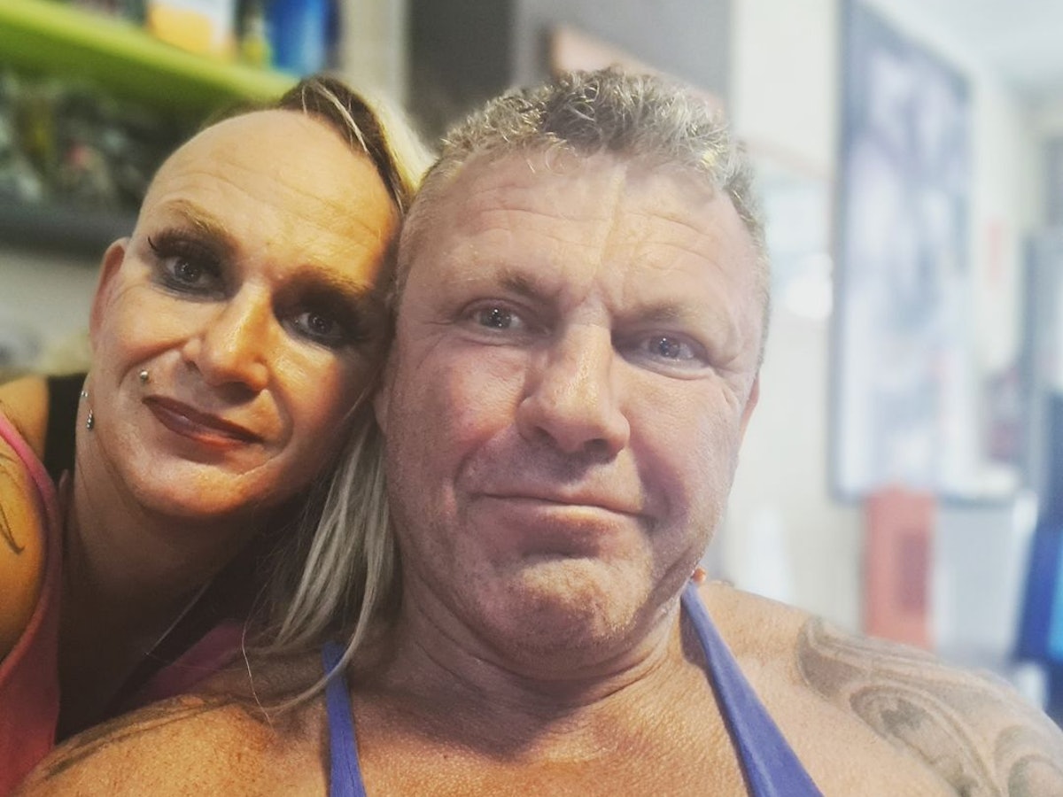 Caro und Andreas Roben grinsen in die Kamera.