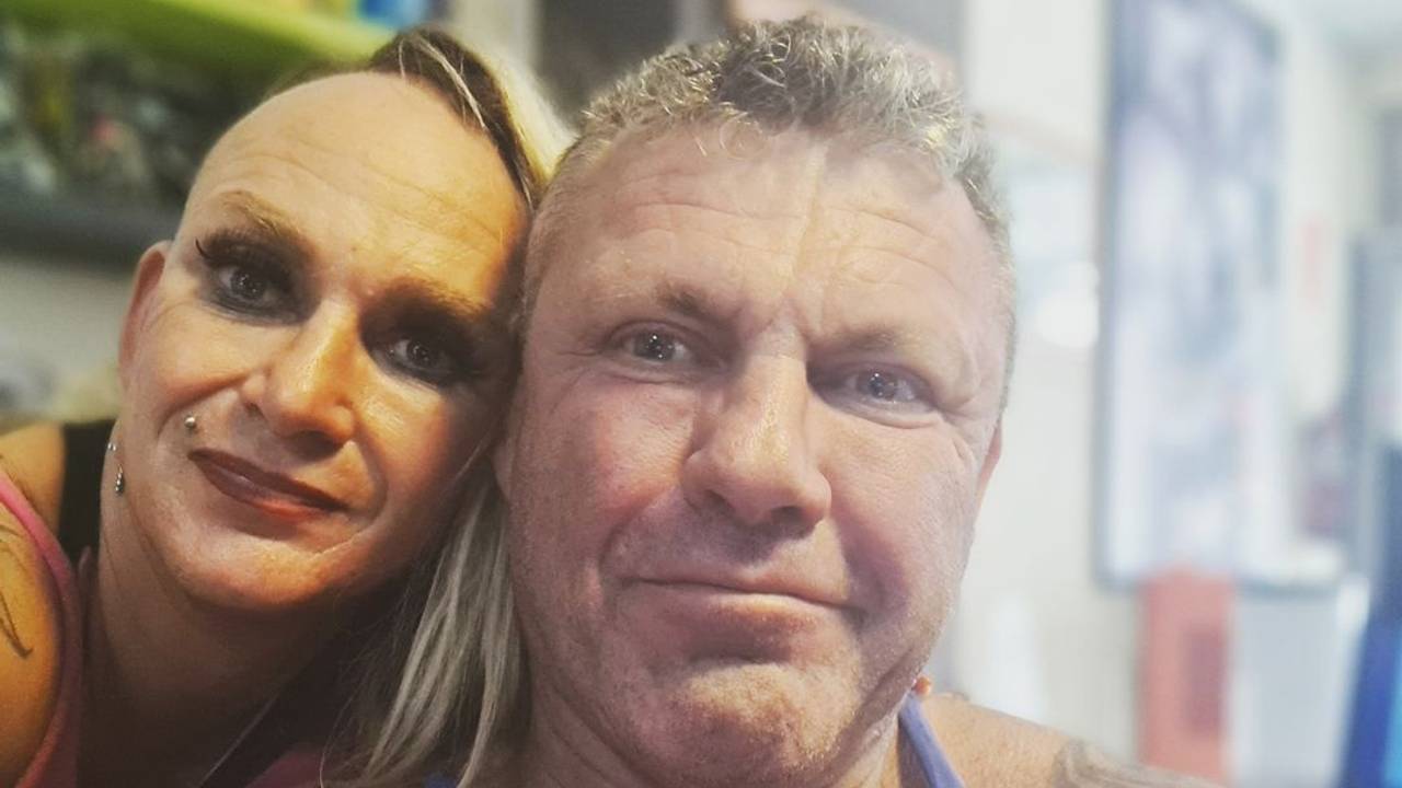 Caro und Andreas Roben grinsen in die Kamera.