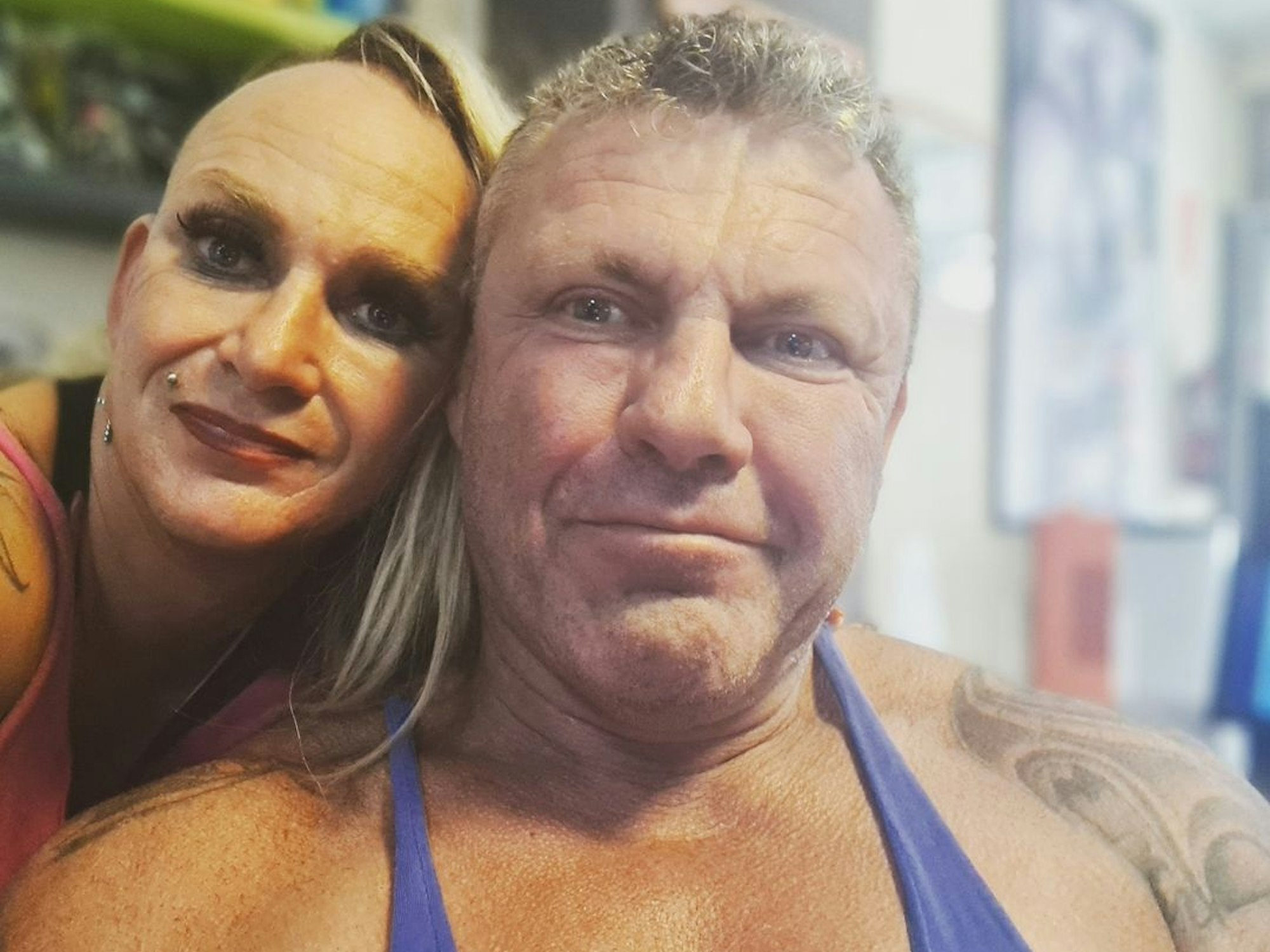 Caro und Andreas Roben grinsen in die Kamera.