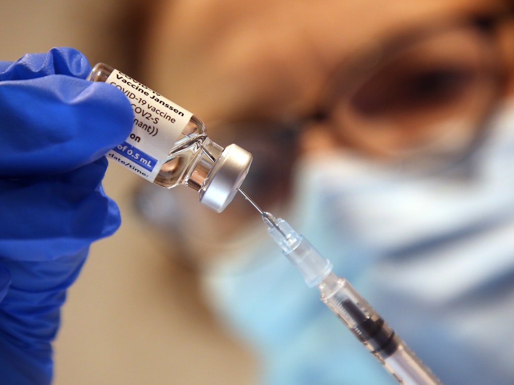 Auf dem Symbolfoto zieht eine Arzthelferin in einer Praxis einer Hausärztin eine Spritze mit dem Corona-Impfstoff Janssen von Johnson & Johnson gegen das Corona-Virus auf.