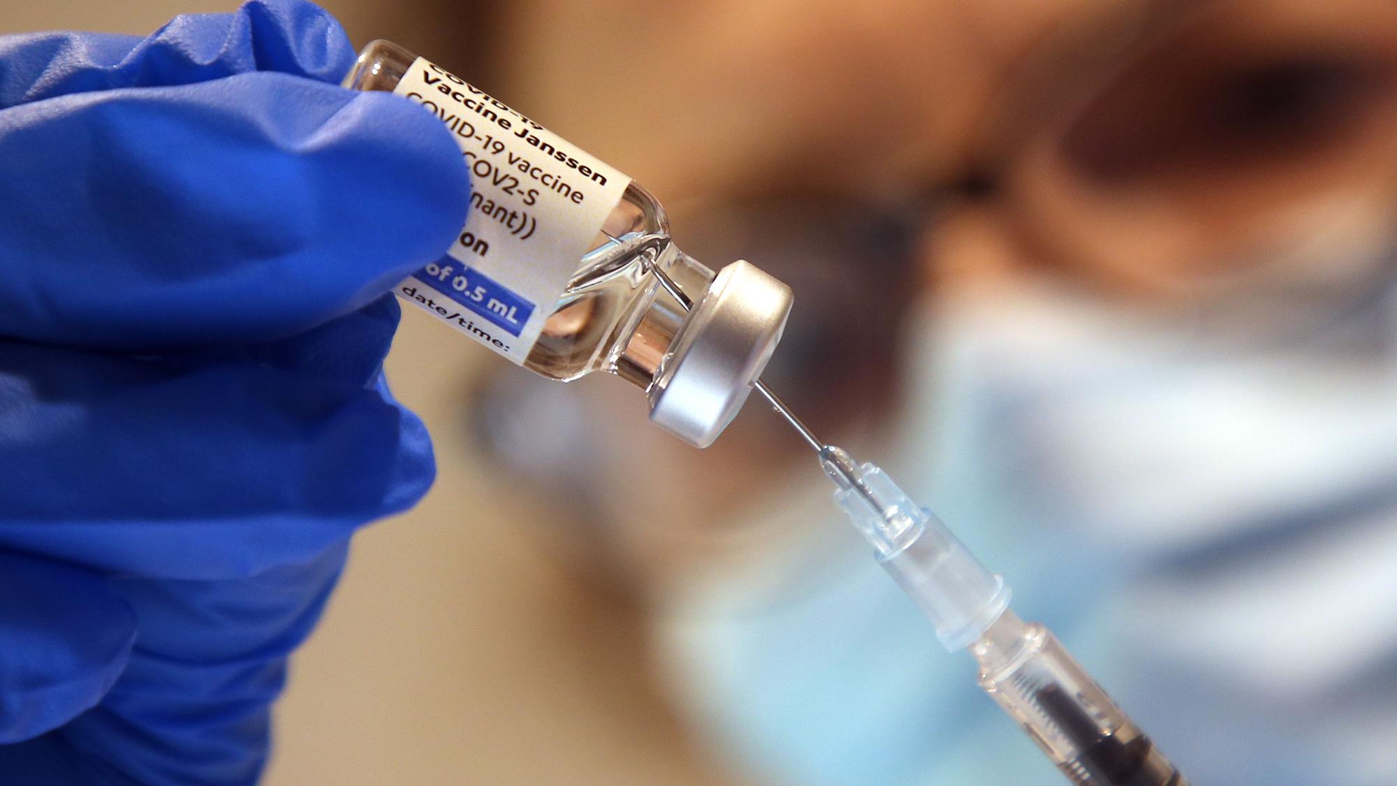 Auf dem Symbolfoto zieht eine Arzthelferin in einer Praxis einer Hausärztin eine Spritze mit dem Corona-Impfstoff Janssen von Johnson & Johnson gegen das Corona-Virus auf.