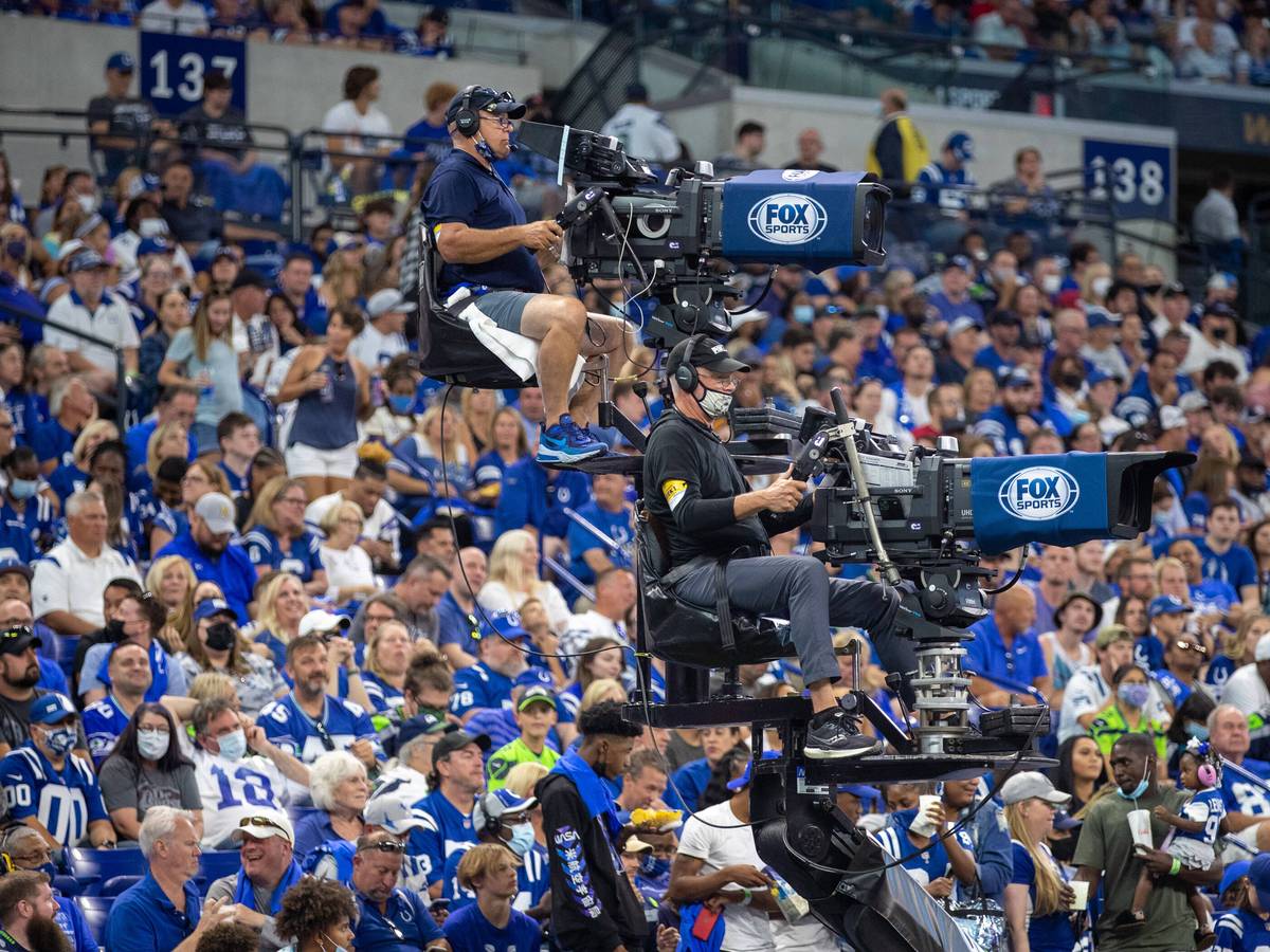 Ein Kameraturm mit zwei Kameras im Lucas Oil Stadium in der NFL