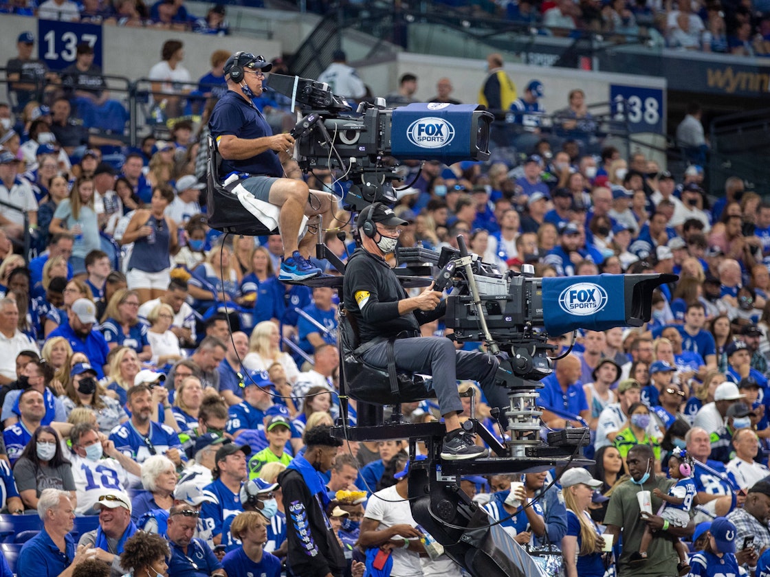 Ein Kameraturm mit zwei Kameras im Lucas Oil Stadium in der NFL