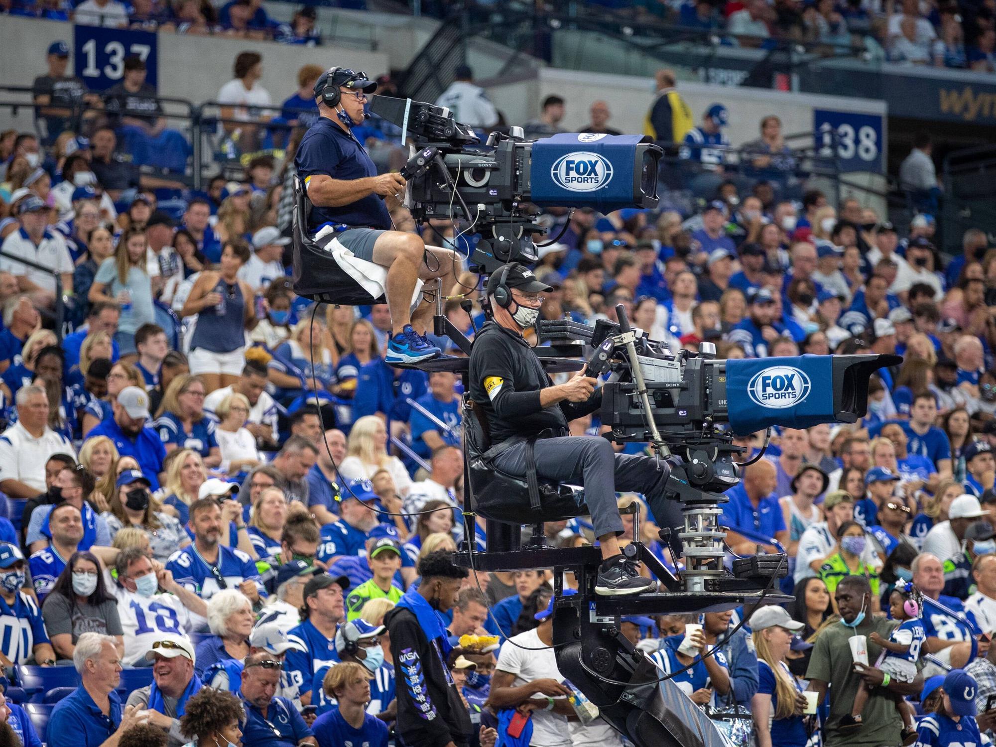 Ein Kameraturm mit zwei Kameras im Lucas Oil Stadium in der NFL