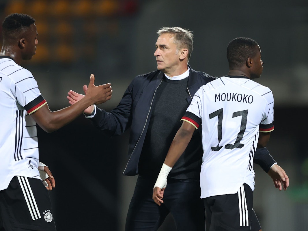 Armel Bella Kotchap (l.) und Youssoufa Moukoko mit U21-Trainer Stefan Kuntz.
