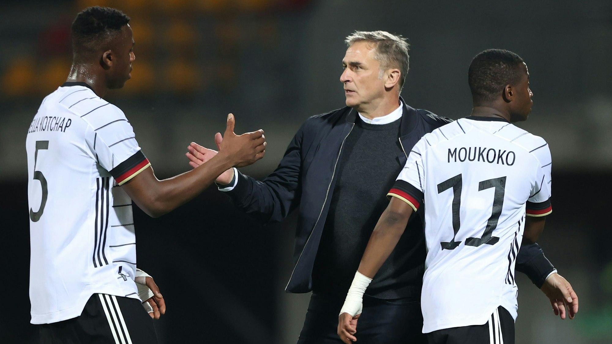 Armel Bella Kotchap (l.) und Youssoufa Moukoko mit U21-Trainer Stefan Kuntz.