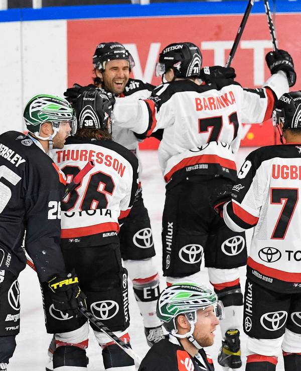 Die Spieler der Kölner Haie jubeln in Krefeld über ein Tor