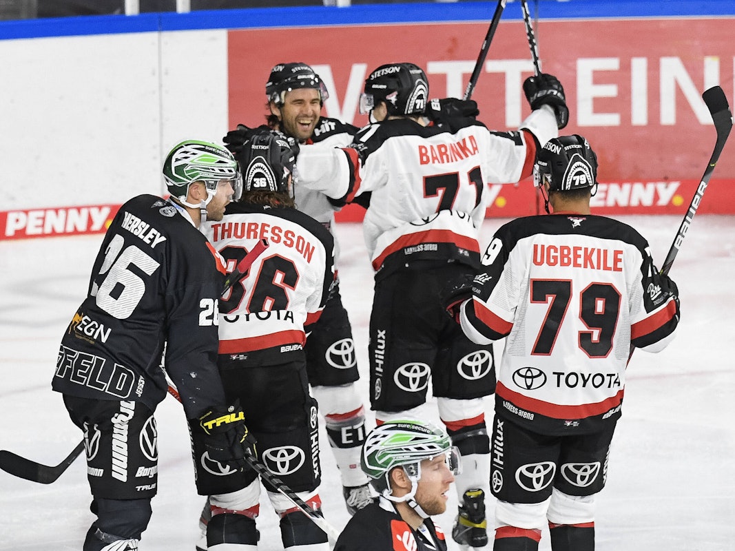 Die Spieler der Kölner Haie jubeln in Krefeld über ein Tor