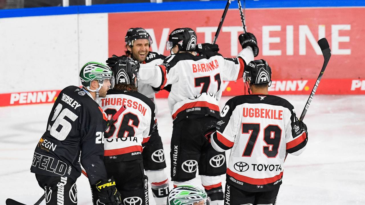 Die Spieler der Kölner Haie jubeln in Krefeld über ein Tor