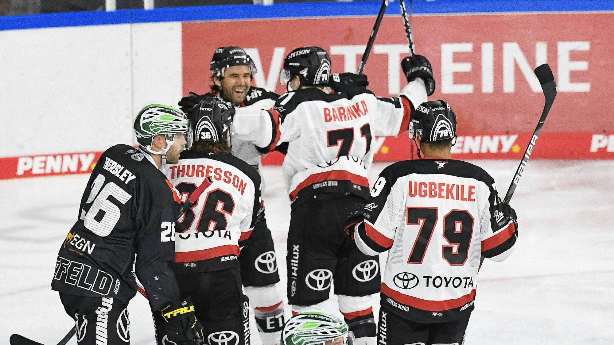 Die Spieler der Kölner Haie jubeln in Krefeld über ein Tor