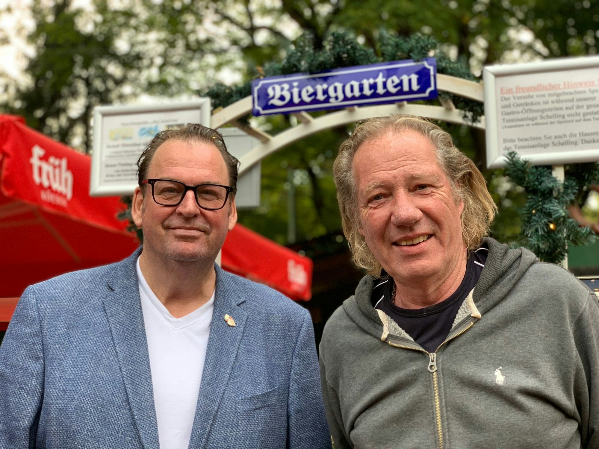 Jürgen „Blacky" Schwarz und Bernd Schelling schauen in die Kamera.