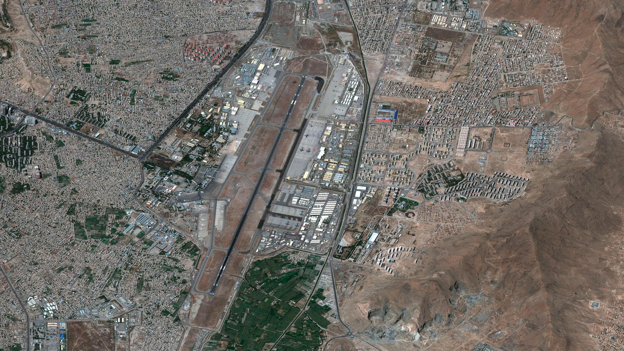 Dieses Satellitenbild von Maxar Technologies zeigt einen Überblick über den internationalen Flughafen Hamid Karzai.
