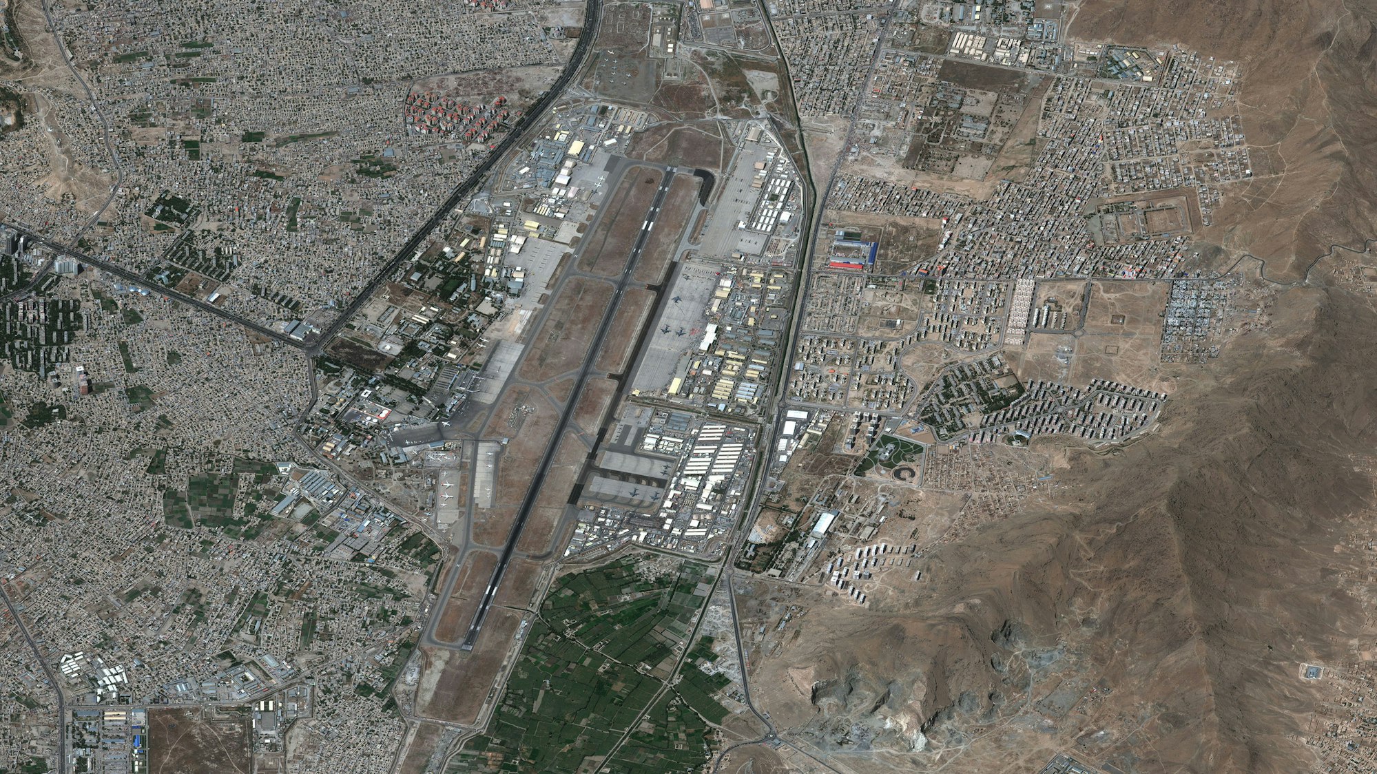 Dieses Satellitenbild von Maxar Technologies zeigt einen Überblick über den internationalen Flughafen Hamid Karzai.